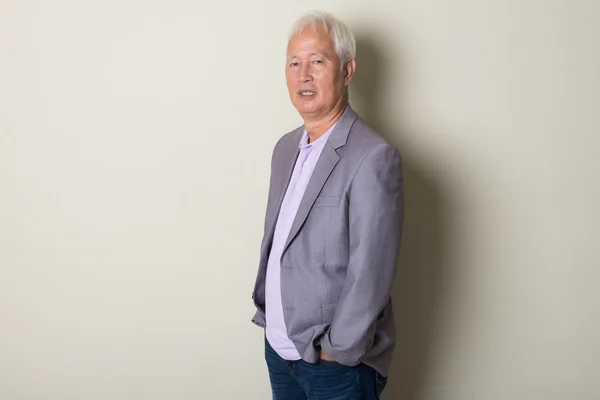 Aziatische senior man in vrijetijdskleding — Stockfoto