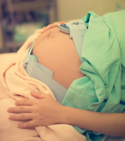 Aziatische zwangere vrouw arbeid in het ziekenhuis — Stockfoto