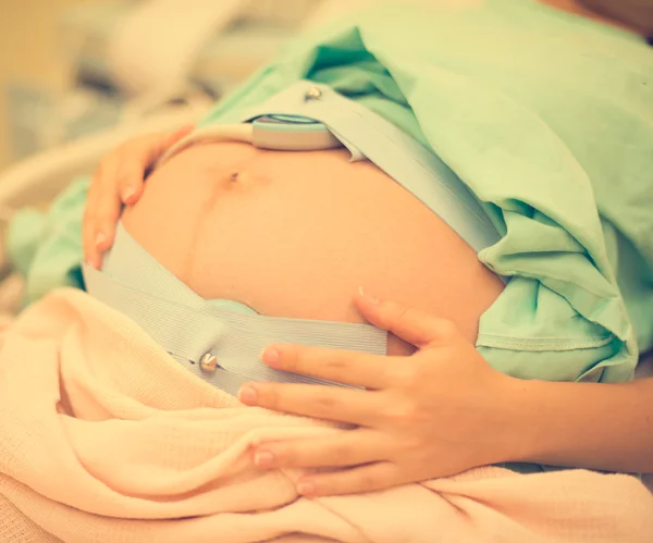 Беременная азиатка рожает в больнице — стоковое фото