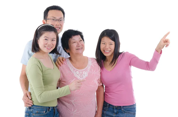 Lycklig vuxen asiatiska familj — Stockfoto