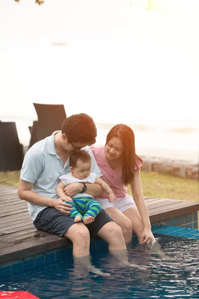 Asian family at the pool — Stock Photo, Image