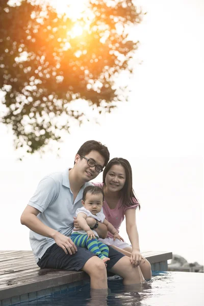 Famiglia asiatica in piscina — Foto Stock