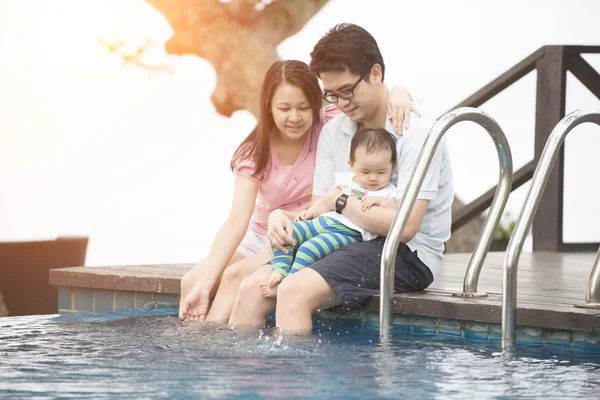 Азиатская семья у бассейна — стоковое фото