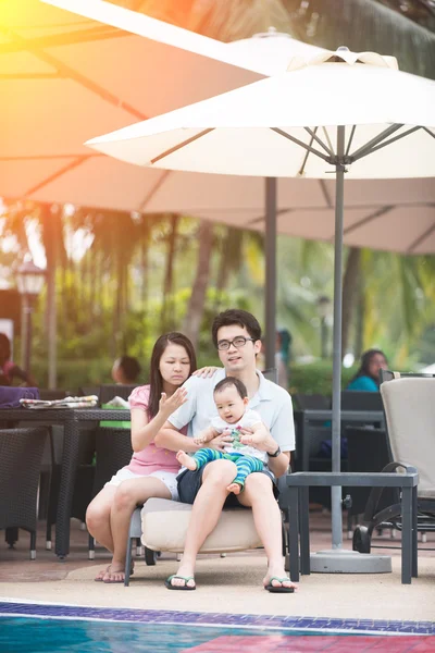 プールでアジアの家族 — ストック写真
