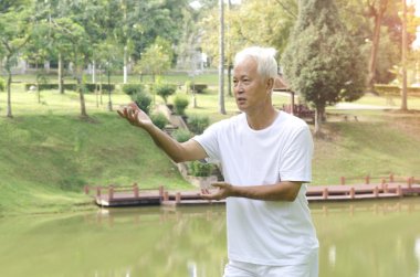 Asya kıdemli tai chi