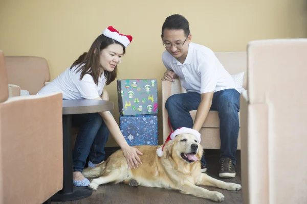 Aziatische paar met hond — Stockfoto