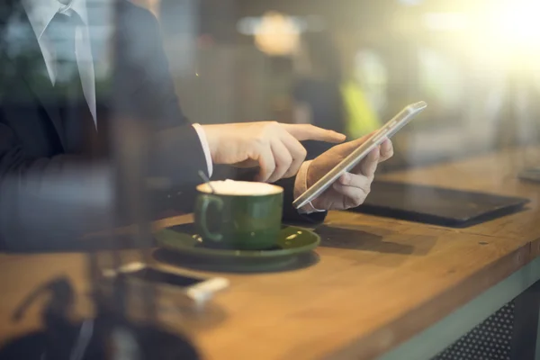 Tablet-Computer im Café nutzen — Stockfoto