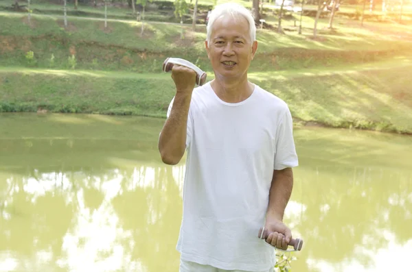 Asiatiska senior med hantlar — Stockfoto