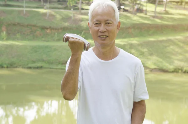 Asiático senior con dumbbell — Foto de Stock