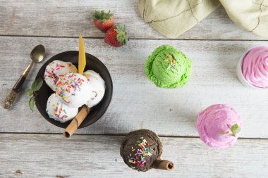 çeşitli dondurma koniler