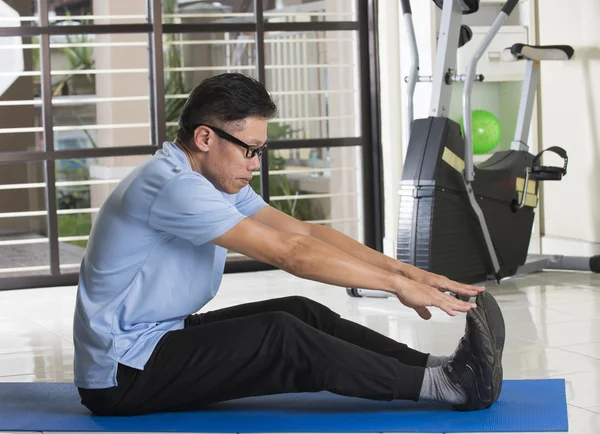 Asiatico uomo facendo gamba stretching — Foto Stock