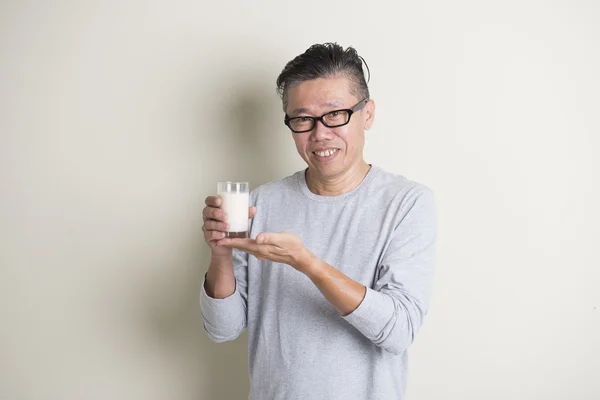 Hombre asiático de beber leche —  Fotos de Stock