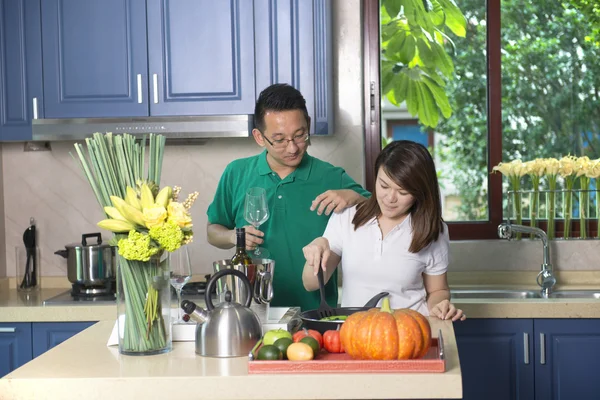 Asian couple cooking — Stock Photo, Image