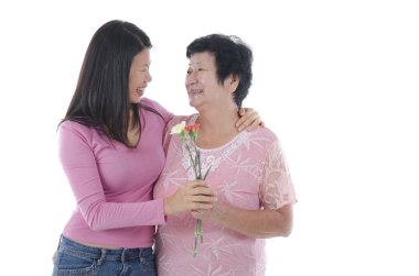 Çiçekli anne ve kızı.