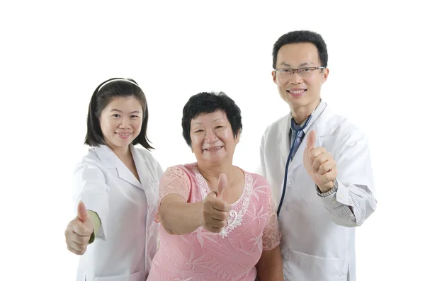 Médico e paciente dando polegares para cima — Fotografia de Stock