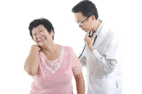 Doctor checking up a senior patient — Stockfoto