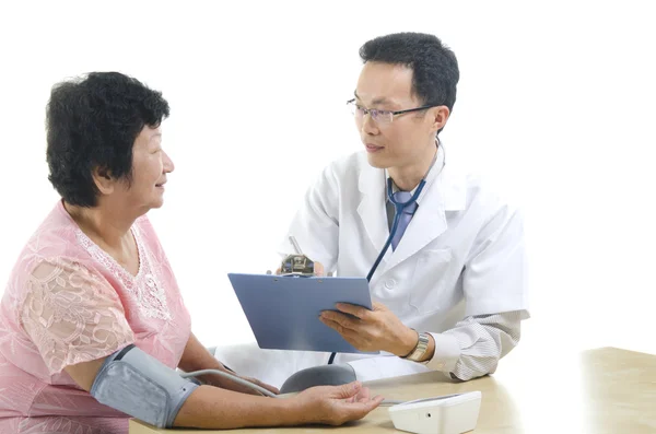 Doctor checking up a senior patient — Stock Photo, Image