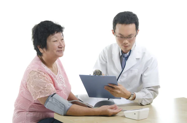 Doctor checking up a senior patient — Φωτογραφία Αρχείου