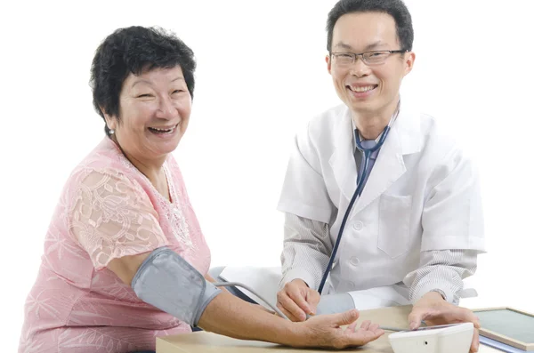 Doctor checking up a senior patient — Stockfoto