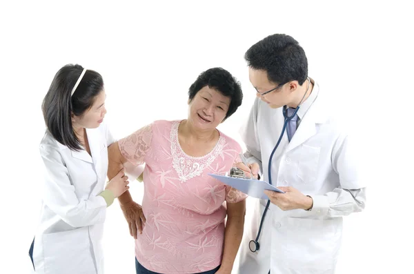 Doctor checking up a senior patient — 图库照片