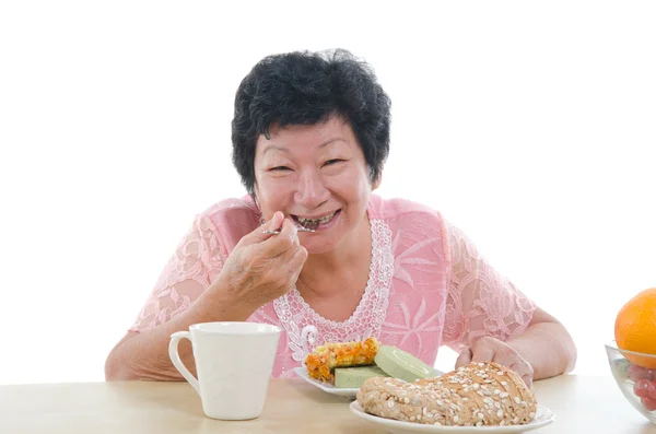 Asian senior woman dining — Φωτογραφία Αρχείου