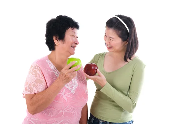 Senior femme avec fille ayant des pommes — Photo