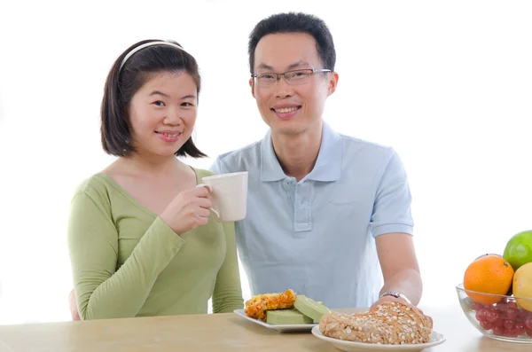 Couple enjoying breakfast — Stock Photo, Image