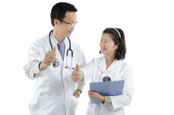Азиатский врач и медсестра — стоковое фото