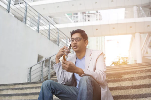 Indiase man eten een boterham — Stockfoto