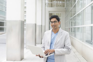 dizüstü bilgisayar ile Hint erkek