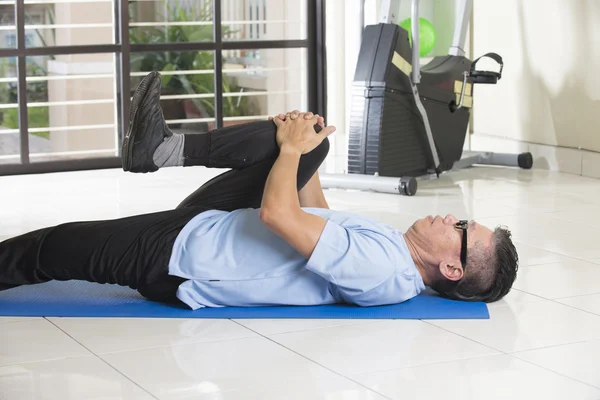 Asiatico anziano uomo stretching — Foto Stock