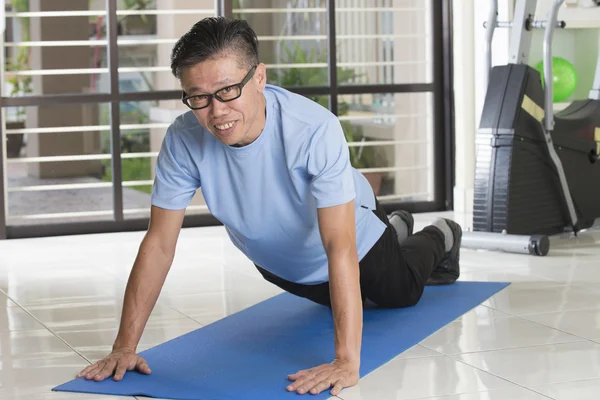 Asiatiska senior mannen stretching — Stockfoto