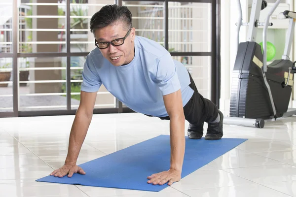 Asiatiska senior mannen stretching — Stockfoto