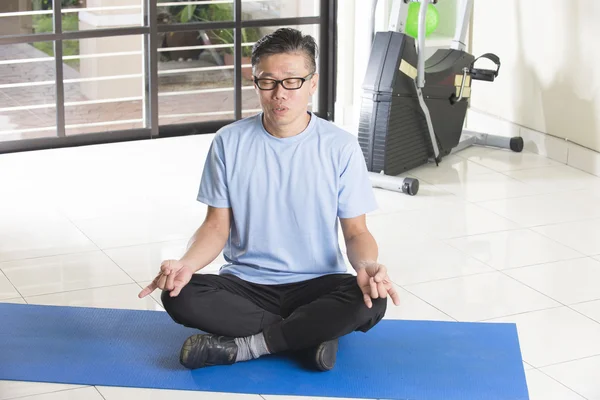 Asiatische Senior männlich meditieren — Stockfoto