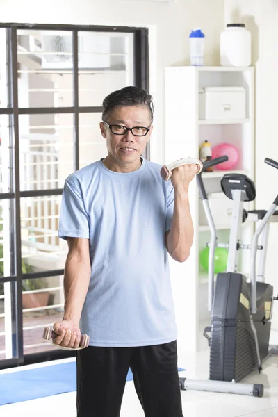 Asiático senior hombre con dumbells —  Fotos de Stock