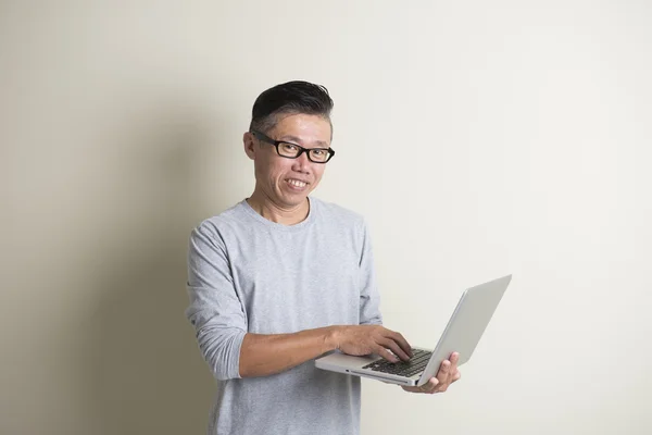 Asiático senior hombre con laptop — Foto de Stock