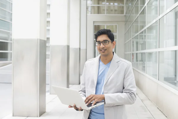 Indiai férfi, laptop — Stock Fotó