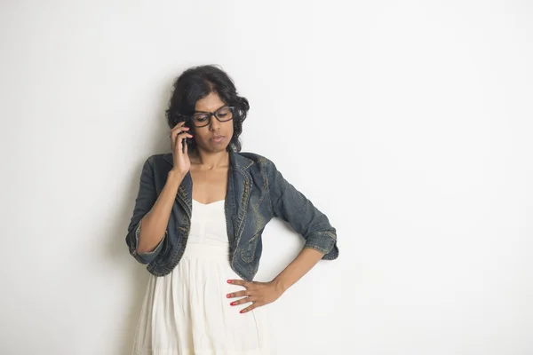 電話を使用するビジネス女性 — ストック写真