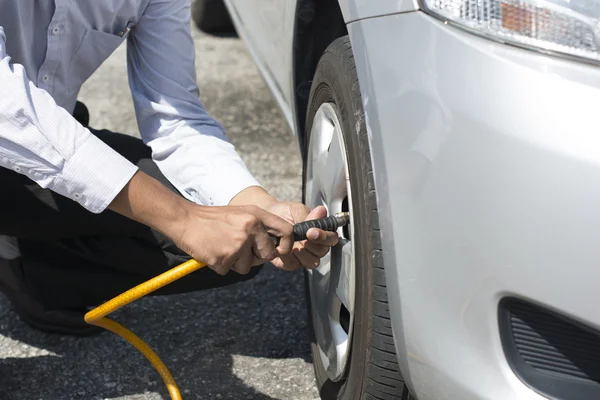 Man pumping air into tyre — Stock Photo, Image