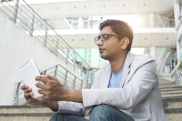 Indian człowiek za pomocą tabletu — Zdjęcie stockowe