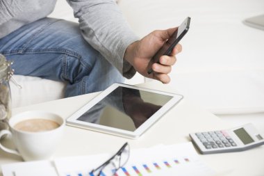 Tablet bilgisayar ile finans yapan erkek