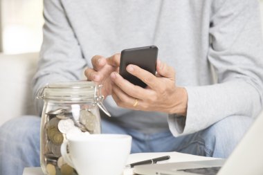 Dizüstü bilgisayar ile finans yapan erkek