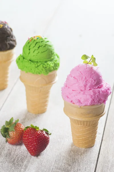 Různé kornouty na zmrzlinu — Stock fotografie