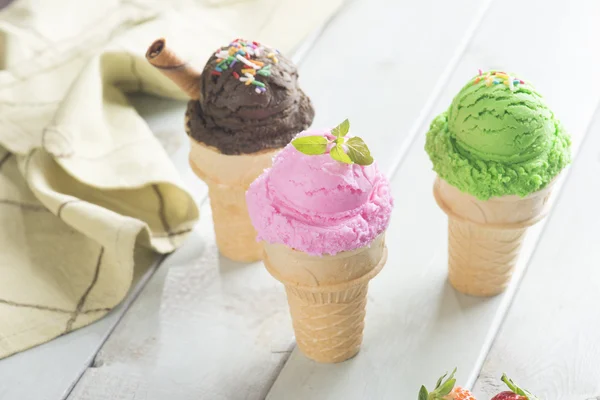 Různé kornouty na zmrzlinu — Stock fotografie