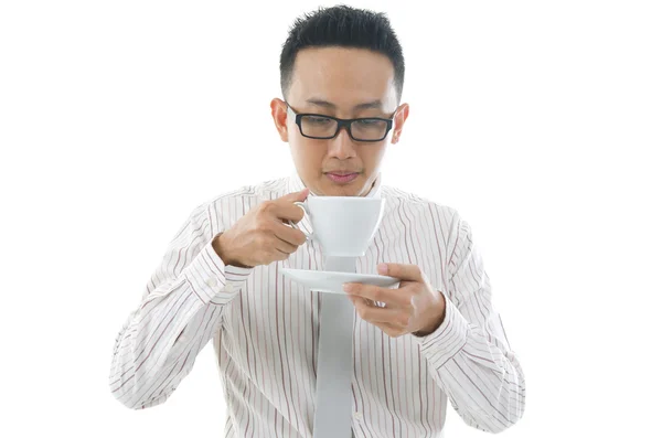 アジア ビジネスの男性がコーヒーを飲んで — ストック写真