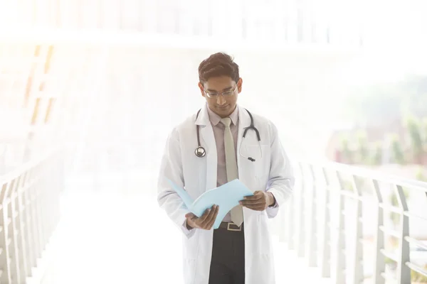 Indiano médico masculino — Fotografia de Stock