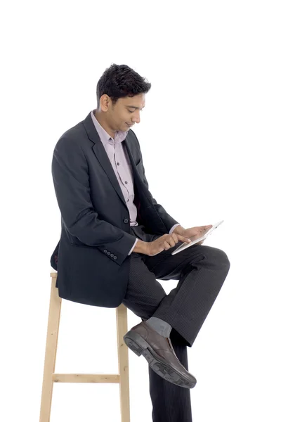 Homem de negócios usando tablet — Fotografia de Stock