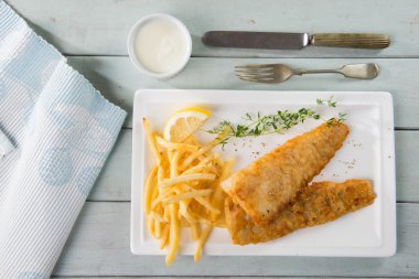 Kızarmış balık fileto patates kızartması ile