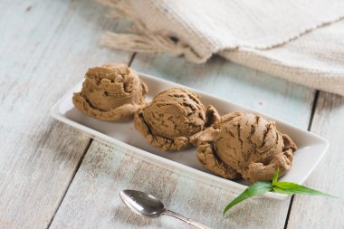 çikolatalı dondurma.