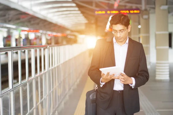 Hombre de negocios indio usando tableta — Foto de Stock